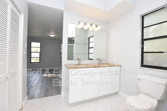 Building Photo - 1127 Oakhill St