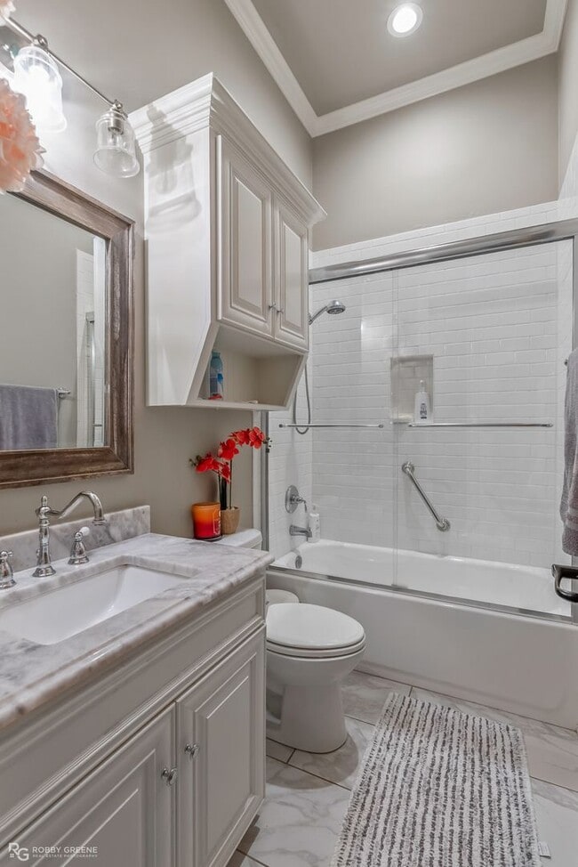 Building Photo - Oak Alley Neighborhood!