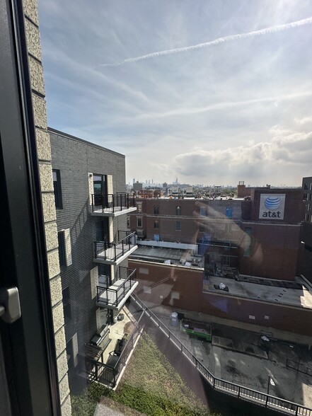 Building Photo - 1027 W Addison St