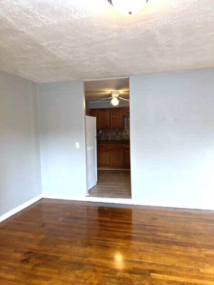 Building Photo - 13 Bissell St