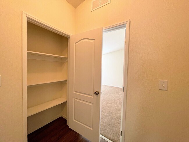 Building Photo - 3 Bedroom Mobile Home for rent!