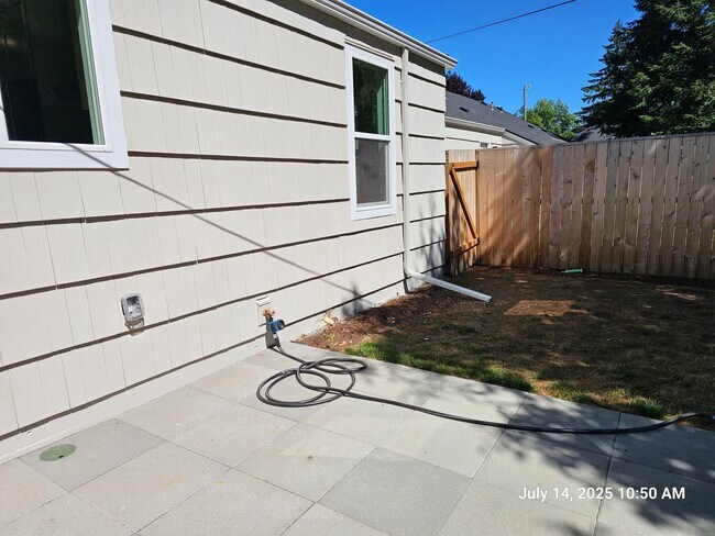 Building Photo - 408-410 SW Elmwood Ave