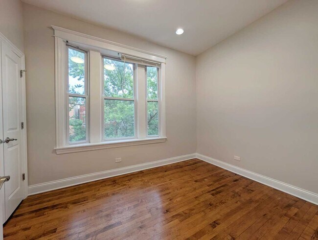 Building Photo - 2048 W Evergreen Ave