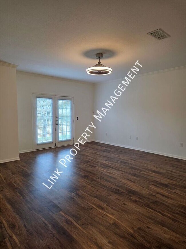 Building Photo - HALF OFF APRIL!  Beautiful One-Level Downstairs Condo in Prime Hamilton Place Location