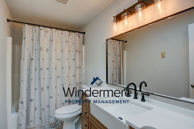 Building Photo - Charming 3 Bedroom 2 Bathroom Home in Sierra with Water View