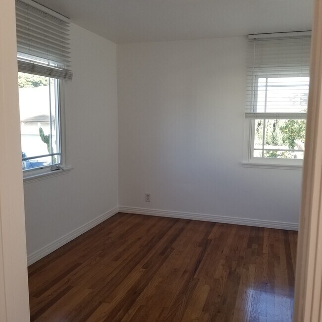 Building Photo - 8414 Glider Ave