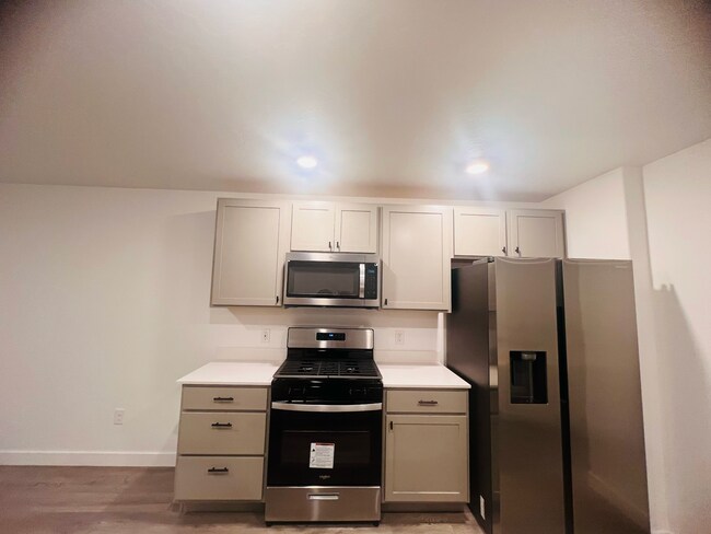 Building Photo - Beautiful Three Bedroom Home