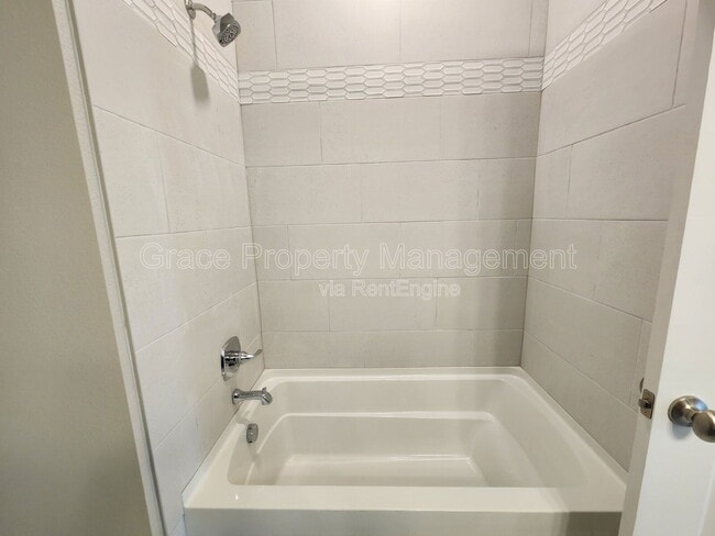 Building Photo - 305 High Point Dr