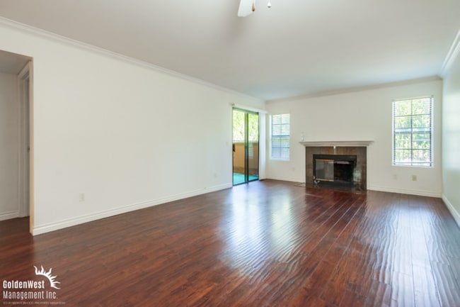 Building Photo - Renovated 2Bdm 2Ba Condo in Prime Carmel M...