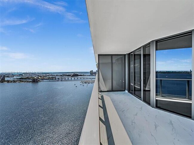 Building Photo - 700 NE 24th St