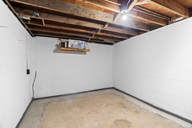 Building Photo - 518 Merrow Rd