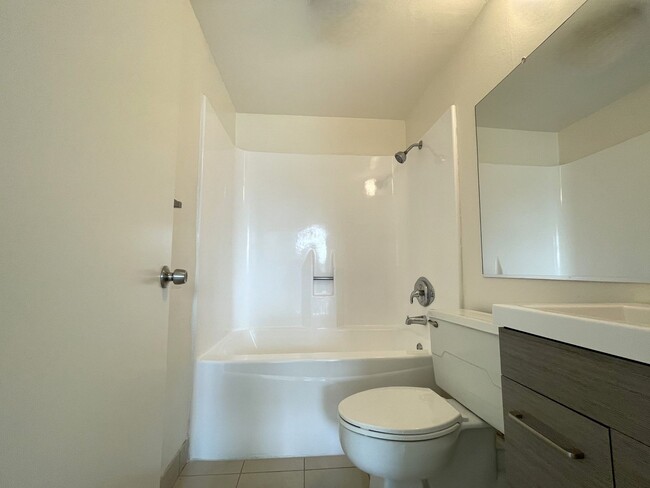Building Photo - AVAILABLE NOW!  Lovely 1 Bed 1 Bath Apartm...