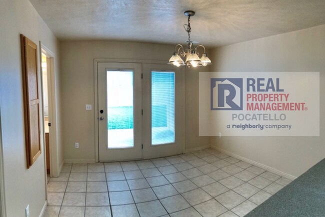 Building Photo - 2 bedroom 1.5 bath Townhome - 1 Car Garage