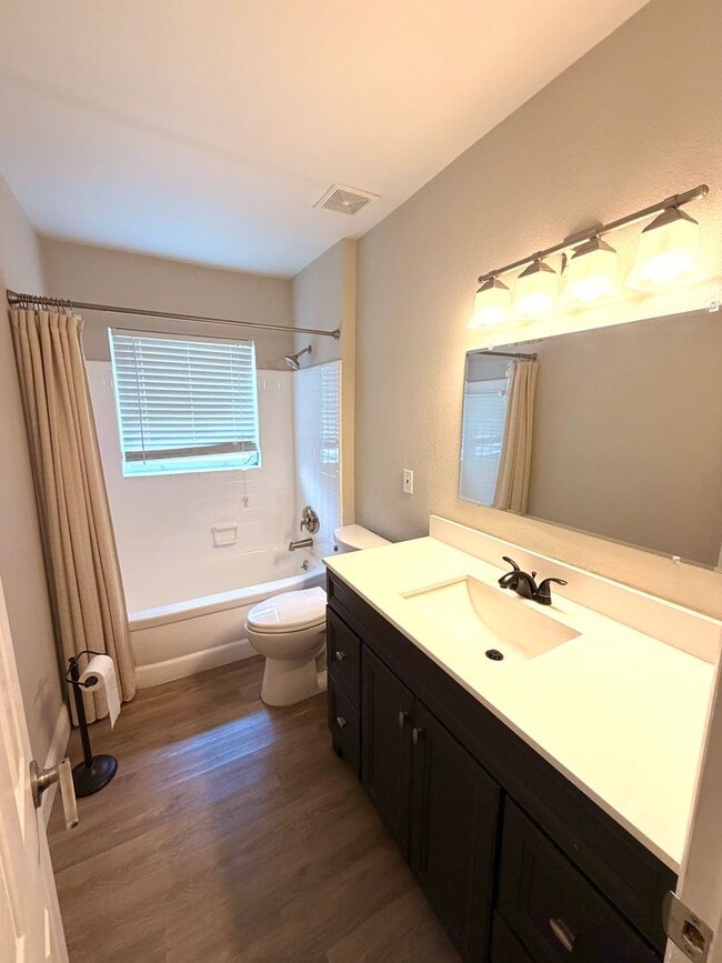 Building Photo - Modern Updated 3/2 in Winter Park Estates