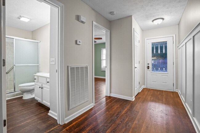 Building Photo - 131 Crestwood Ln