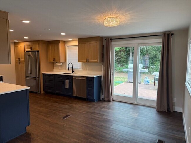 Building Photo - 3 Bedroom 2 bathroom House!