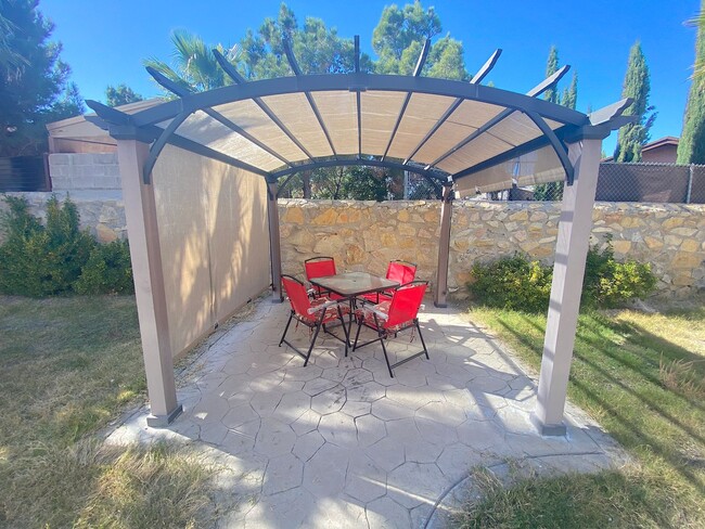 Building Photo - East El Paso 3 bed Refrig A/C w/Loft!
