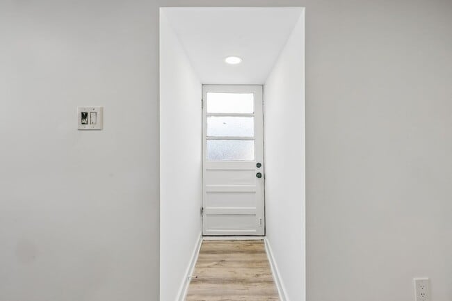 Building Photo - 902 Broadmoor Dr