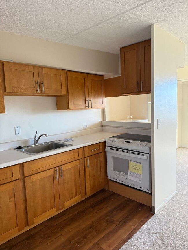 Building Photo - Studio Apt with Amazing City Views Located at Marco Polo!!!