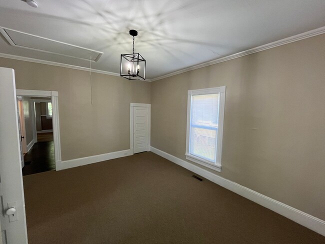 Building Photo - Newly Renovated 2 Bedroom Bungalow!!!