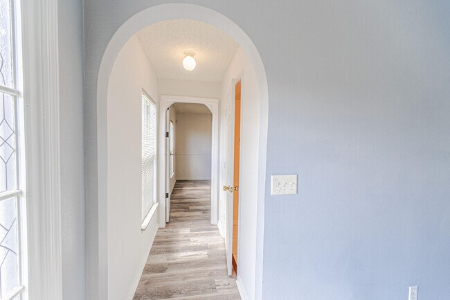 Building Photo - 167 SW Grove Ave