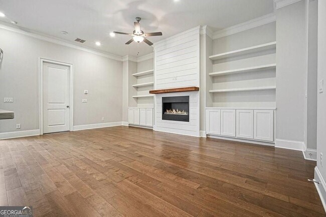 Building Photo - 123 Village Green Ave