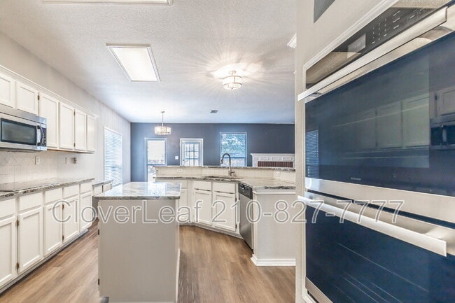 Building Photo - 16615 Raven Glenn