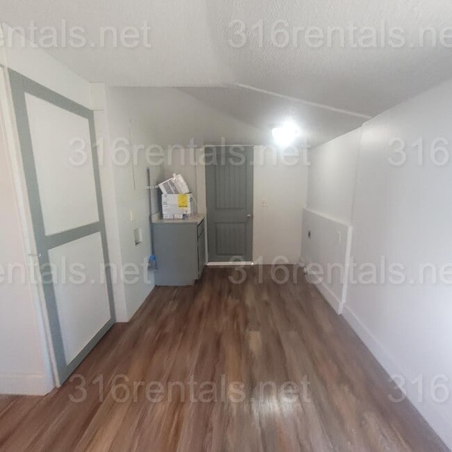 Building Photo - $950 - 3 bed 2 bath - Single Family Home