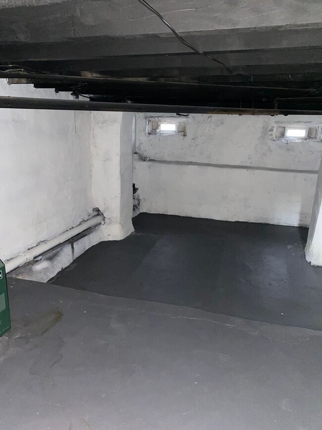 Building Photo - 170 W Thelma St