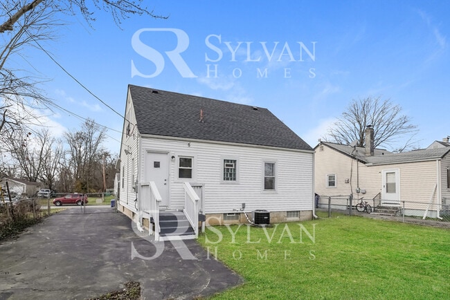 Building Photo - Cute, cozy and comfortable