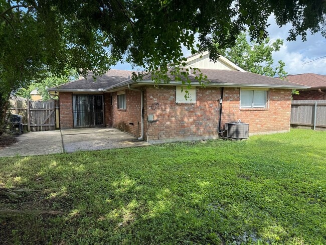Building Photo - 3 Bedroom Single Family Home