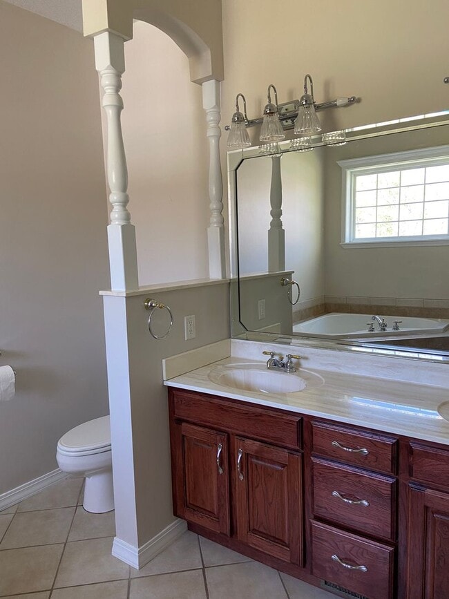 Building Photo - Beautiful Custom 3 bedroom, 2.5 bath home for lease in Poplar Bluff