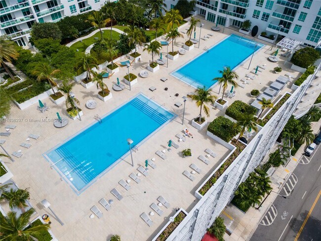 Building Photo - 950 Brickell Bay Dr
