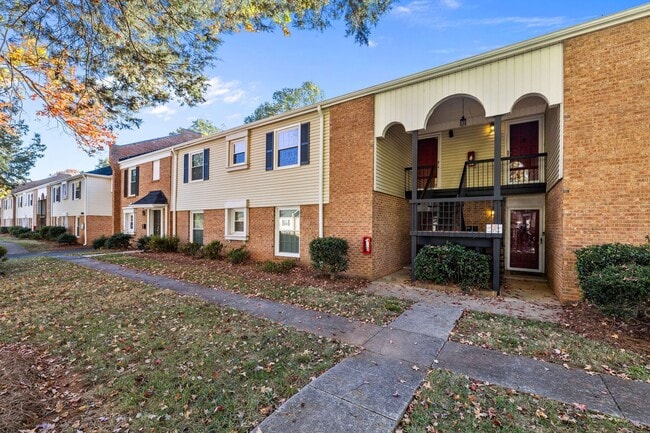 Building Photo - *MOVE IN READY* 3 Bed, 2 Bath Condo, Close to Uptown!!!