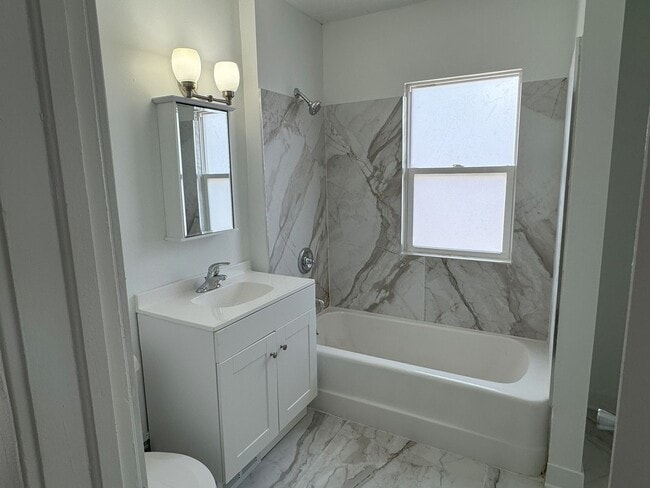 Building Photo - 5 bedroom home near Lincoln Park and Uptown