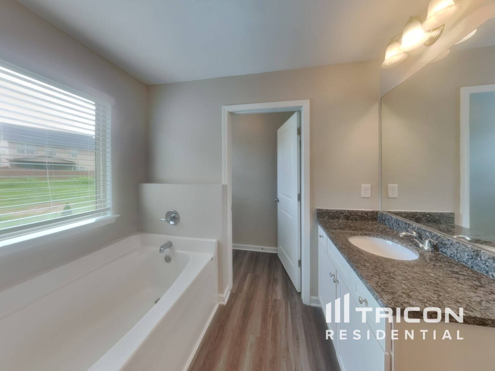 Building Photo - 325 Nutwood Trce