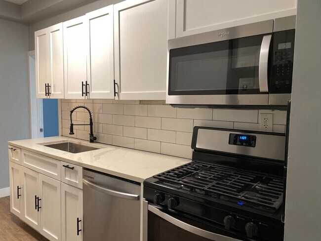 Building Photo - 418 3rd St