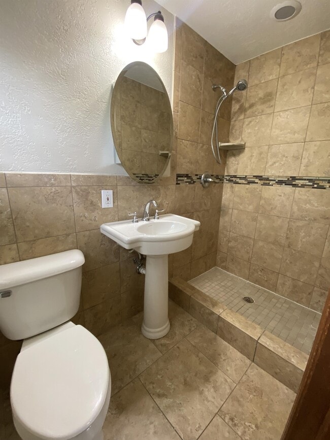 Building Photo - 1517 Essex Ct