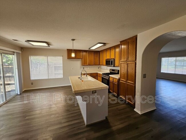 Building Photo - 3533 Des Moines Dr