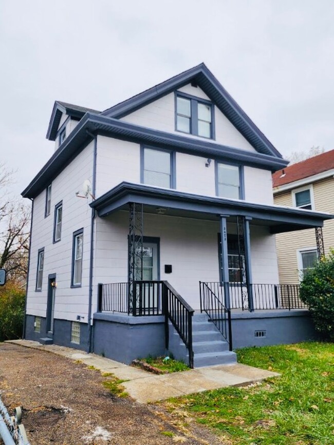 Building Photo - 6 bed-1.5 bath Updated home in Walnut Hills