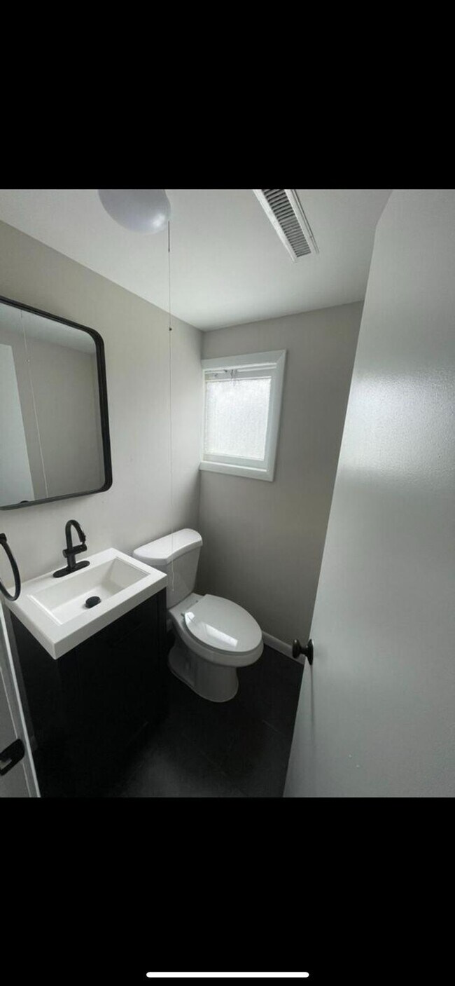 Building Photo - 206 Ava Ave