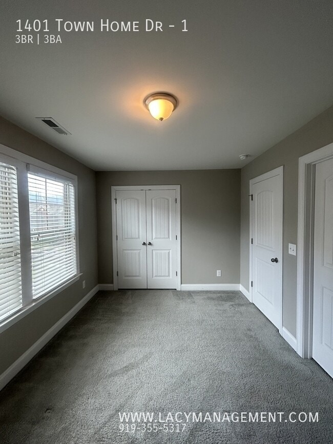 Building Photo - 1401 Town Home Dr
