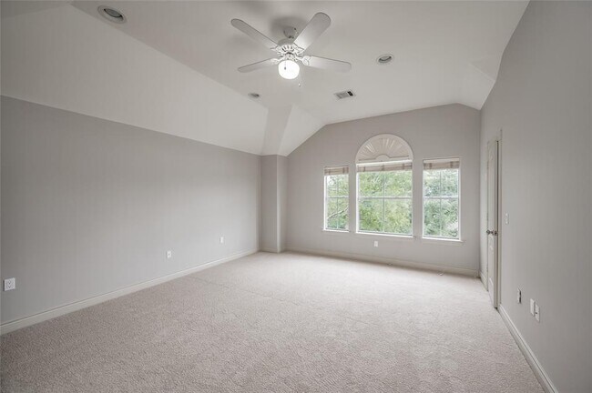 Building Photo - 315 Sandman St