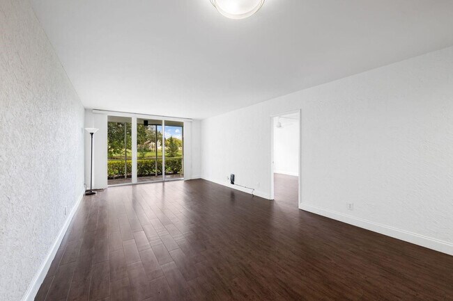 Building Photo - 2851 S Palm Aire Dr