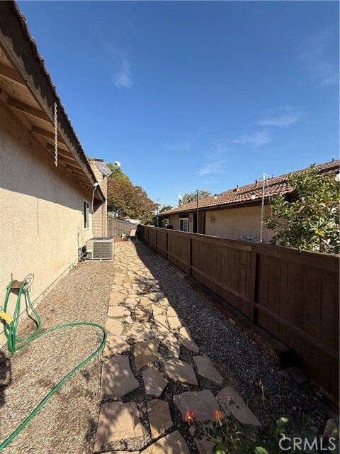 Building Photo - 1827 N Solano Ave