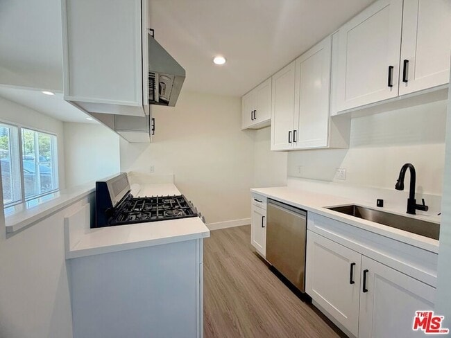 Building Photo - 410 E Cherry Ave
