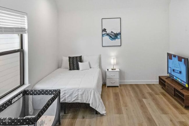 Building Photo - 6740 Peerless St