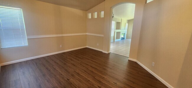 Building Photo - Beautiful 3 Bedroom 2 Bathroom Home in Elk...