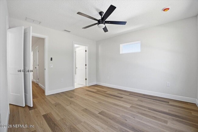 Building Photo - 206 W Fox St