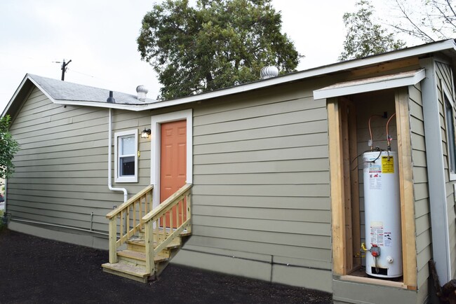 Building Photo - Beautifully Updated 3-Bedroom Home Near Downtown